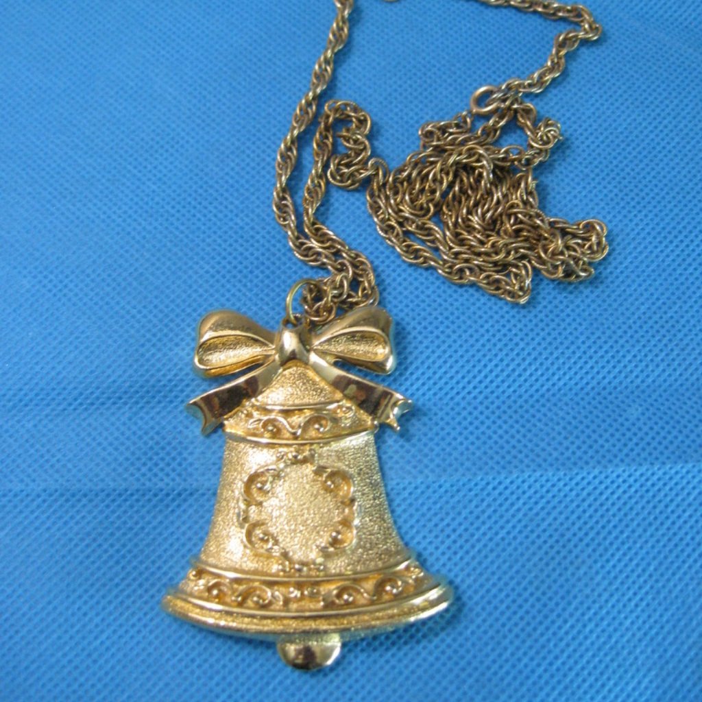 Vintage Gerrys Gold Tone Christmas Holiday Bow Bell Pendant Necklace 10$